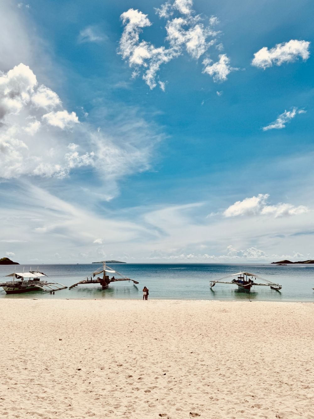 Barcas tradicionales junto a la costa de Filipinas